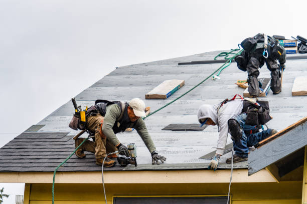 Professional Roofing technician working in Como, MS